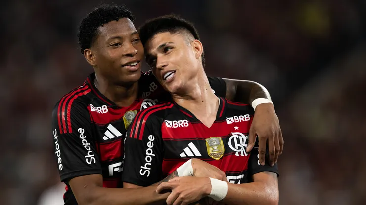 Luiz Araujo jogador do Flamengo comemora gol com Plata jogador da sua equipe durante partida contra o Sao Paulo no estadio Maracana pelo campeonato Brasileiro A 2025.