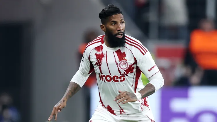 Rodinei, do Olympiacos FC, controla a bola durante a partida de volta do play-off da fase eliminatória da UEFA Champions League 2025/26 entre Bayer 04 Leverkusen e Olympiacos FC, na BayArena, em 24 de fevereiro de 2026, em Leverkusen, Alemanha. (Foto de Alex Grimm/Getty Images)
