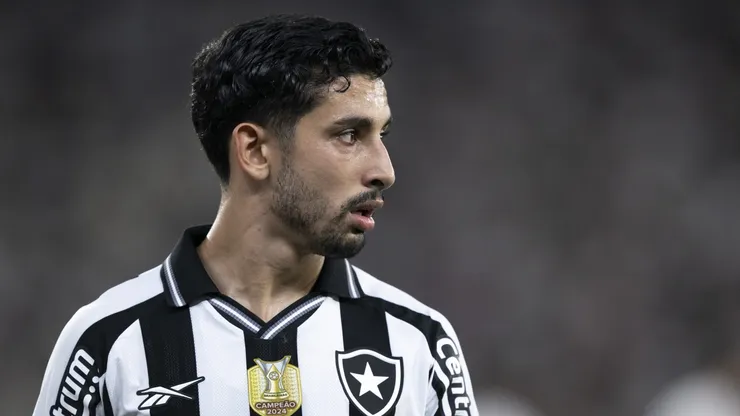 Santi Rodríguez jogador do Botafogo durante partida contra o Ceará no estádio Engenhão pelo campeonato Brasileiro A 2025. Foto: Jorge Rodrigues/AGIF