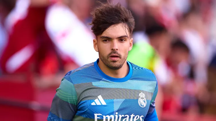 Raúl Asencio, do Real Madrid, observa o jogo antes da partida da LaLiga EA Sports entre Sevilla FC e Real Madrid CF no Estádio Ramón Sánchez Pizjuán, em Sevilha, Espanha, em 17 de maio de 2026. (Foto de Fran Santiago/Getty Images)