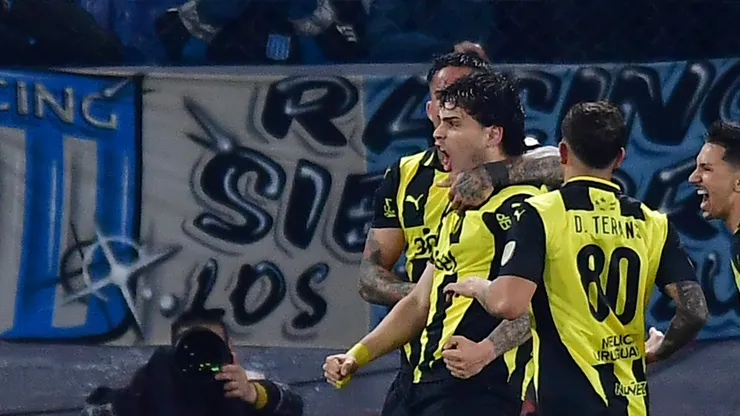 Nahuel Herrera, do Peñarol, comemora após marcar o primeiro gol da equipe com seus companheiros durante o jogo de volta das oitavas de final da Copa CONMEBOL Libertadores 2025 entre Racing Club e Peñarol, no Estádio Presidente Perón, em 19 de agosto de 2025, em Avellaneda, Argentina. (Foto de Marcelo Endelli/Getty Images)