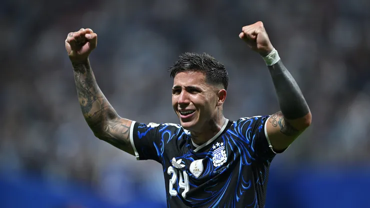 Enzo Fernandez, camisa 24 da Argentina, comemora a vitória por 2 a 1 na semifinal da Copa do Mundo FIFA 2026 entre Inglaterra e Argentina, no Estádio de Atlanta, em 15 de julho de 2026, em Atlanta, Geórgia. (Foto de Shaun Botterill/Getty Images)