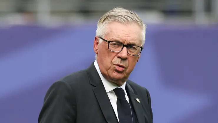 Carlo Ancelotti foi ao treino do Real Madrid.