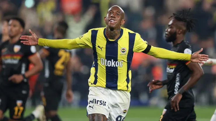 ISTANBUL, TURKEY - APRIL 20: Anderson Talisca of Fenerbahce celebrates after scoring his team's first third goal during the Turkish Super League match between Fenerbahce and Kayserispor at Ulker Sukru Saracoglu Stadium on April 20, 2025 in Istanbul, Turkey. (Photo by Ahmad Mora/Getty Images)