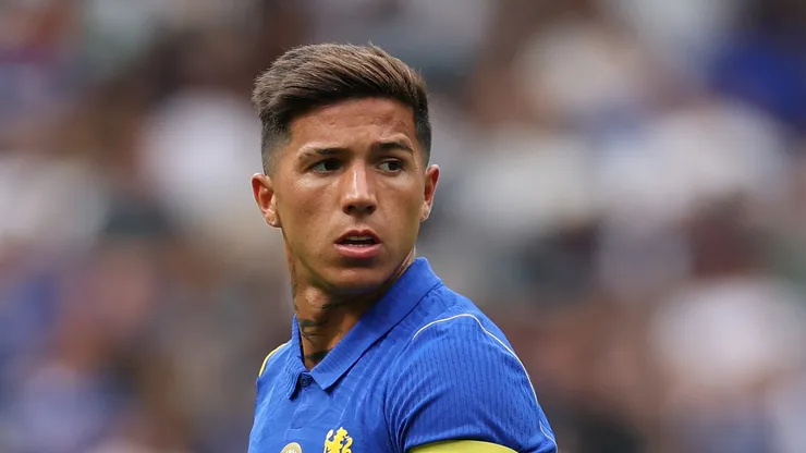 Enzo Fernandez, do Chelsea, reage durante o amistoso de pré-temporada entre Chelsea e Real Sociedad no Stamford Bridge, em 15 de agosto de 2026, em Londres, Inglaterra. (Foto de Ryan Pierse/Getty Images)