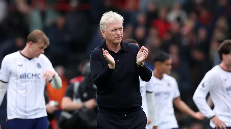 David Moyes, técnico do Everton, aplaude os torcedores após a partida da Premier League 2026/27 entre AFC Bournemouth e Everton no Vitality Stadium em 29 de agosto de 2026 em Bournemouth, Inglaterra. (Foto de Michael Steele/Getty Images)