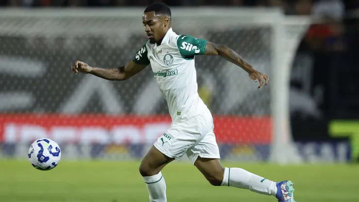 BRAGANCA PAULISTA, BRAZIL - MAY 18: Allan of Palmeiras controls the ball during a match between Bragantino and Palmeiras as part of Brasileirao 2025 at Cicero de Souza Marques stadium on May 18, 2025 in Braganca Paulista, Sao Paulo, Brazil. (Photo by Miguel Schincariol/Getty Images)