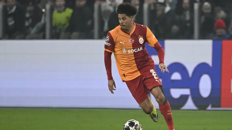 TURIN, ITALY - FEBRUARY 25: Gabriel Sara of Galatasaray drives the ball during the UEFA Champions League 2025/26 League Knockout Play-off Second Leg match between Juventus and Galatasaray A.S. at Juventus Stadium on February 25, 2026 in Turin, Italy. (Photo by Stefano Guidi/Getty Images)
