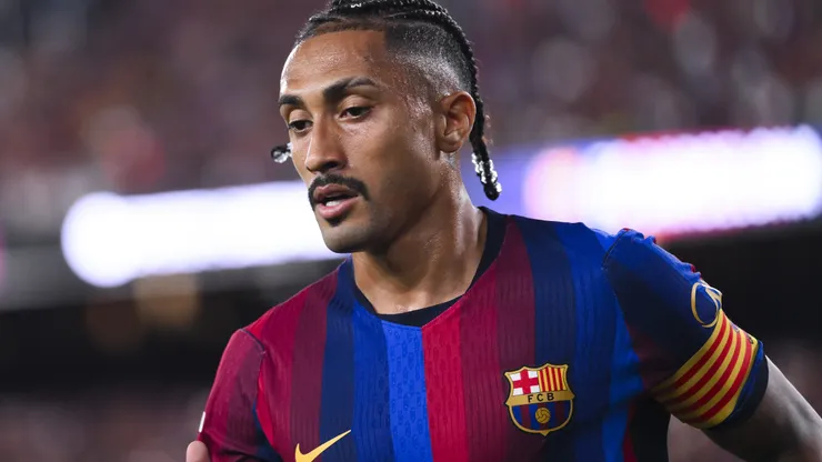Raphinha é confirmado como capitão do Barcelona.
