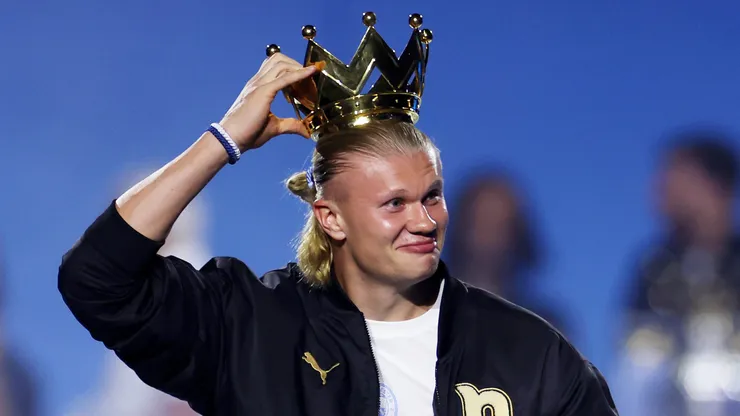 MANCHESTER, ENGLAND - MAY 25: Erling Haaland of Manchester City puts the crown from the 2022/2023 Premier League trophy on his head after dropping it during the After Party Celebration to mark the achievements of Manchester City men’s, women’s and academy teams during the 25/26 season at The Co-op Live Arena on May 25, 2026 in Manchester, England. (Photo by Lewis Storey/Getty Images)