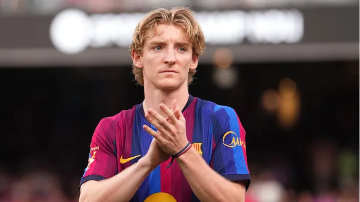 BARCELONA, SPAIN - AUGUST 19: Anthony Gordon of FC Barcelona acknowledges the fans as he is introduced before the Joan Gamper Trophy match between FC Barcelona and Al Ahly SC at Spotify Camp Nou on August 19, 2026 in Barcelona, Spain. (Photo by Alex Caparros/Getty Images)