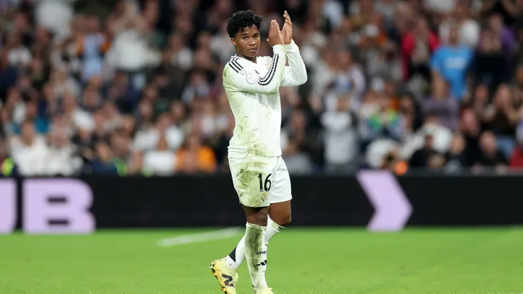 MADRID, SPAIN - APRIL 01: Endrick of Real Madrid thanks the fans during the Copa del Rey semifinal match between Real Madrid and Real Sociedad at Estadio Santiago Bernabeu on April 01, 2025 in Madrid, Spain. (Photo by Florencia Tan Jun/Getty Images)