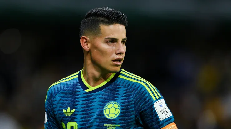 James Rodríguez, camisa 10 da Colômbia, observa durante a partida do Grupo K da Copa do Mundo da FIFA 2026 entre Uzbequistão e Colômbia, no Estádio da Cidade do México, em 17 de junho de 2026, na Cidade do México, México. (Foto de David Ramos/Getty Images)