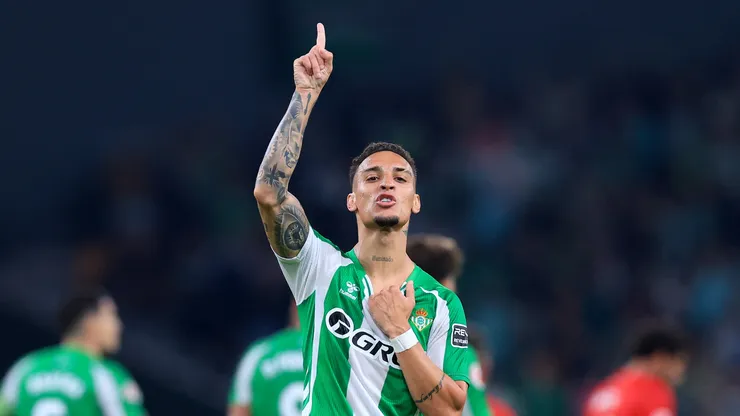 Antony, do Real Betis, comemora o segundo gol de sua equipe durante a partida da LaLiga EA Sports entre Real Betis Balompié e RCD Mallorca, no Estádio La Cartuja, em 2 de novembro de 2025, em Sevilha, Espanha. (Foto de Fran Santiago/Getty Images)