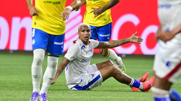 Deyverson jogando contra o Palmeiras. (Foto: Jota Erre/AGIF)