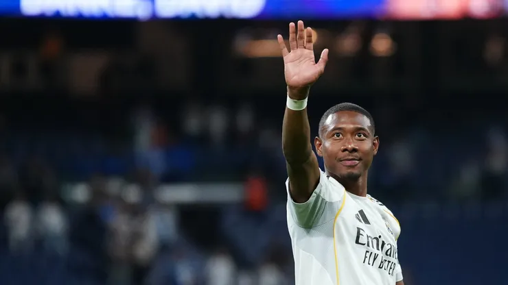 David Alaba, do Real Madrid, acena para os torcedores após sua última partida pelo clube, depois do jogo da LaLiga EA Sports entre Real Madrid CF e Athletic Club, no Estádio Santiago Bernabéu, em 23 de maio de 2026, em Madri, Espanha. (Foto de Angel Martinez/Getty Images)