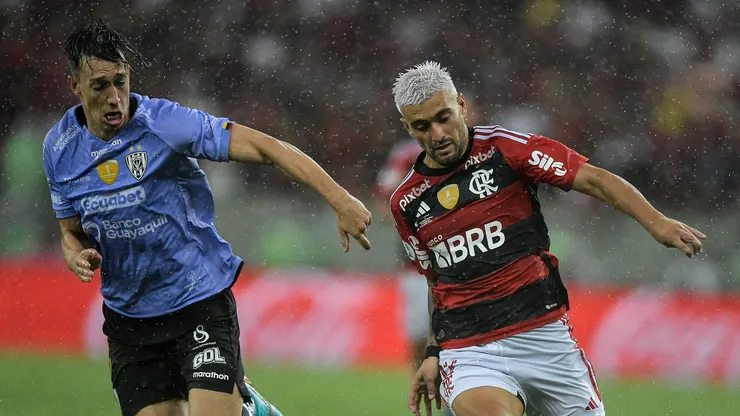 De Arrascaeta jogador do Flamengo disputa lance com jogador do Independiente del Valle durante partida no estádio Maracanã pelo campeonato Recopa Sul-americana 2023. Foto: Thiago Ribeiro/AGIF