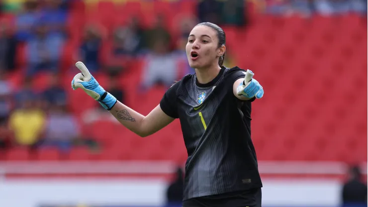 Lorena é indicada ao prêmio de melhor goleira do mundo.