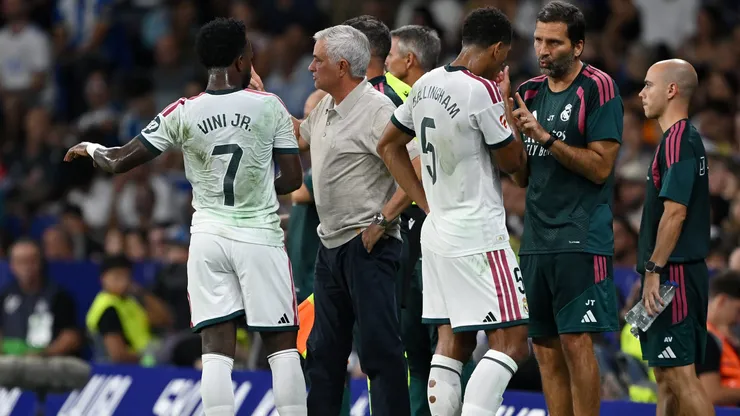 BARCELONA, SPAIN - AUGUST 22: Jose Mourinho, Head Coach of Real Madrid reacts with Jude Bellingham and Vinicius Junior of Real Madrid during the LaLiga EA Sports 2026/27 match between RCD Espanyol de Barcelona and Real Madrid at RCDE Stadium on August 22, 2026 in Barcelona, Spain. (Photo by David Ramos/Getty Images)