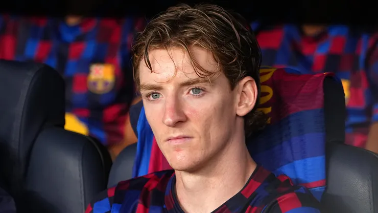 Anthony Gordon observa do banco de reservas antes da partida entre Barcelona e Feyenoord. (Photo by Alex Caparros/Getty Images)