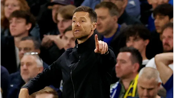 Xabi Alonso, técnico do Chelsea, reage durante a partida da terceira fase da Carabao Cup entre Chelsea e Leeds. (Photo by Andrew Redington/Getty Images)