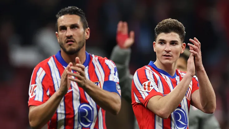 MADRID, SPAIN - FEBRUARY 15: Koke and Julian Alvarez of Atletico de Madrid (L-R) applauds the fans after 1-1 draw following the La Liga EA Sports match between Atletico de Madrid and RC Celta de Vigo at Riyadh Air Metropolitano on February 15, 2025 in Madrid, Spain. (Photo by Florencia Tan Jun/Getty Images)