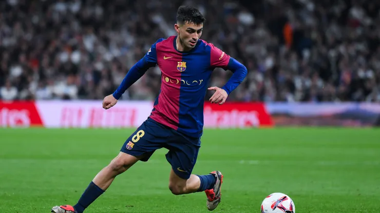 MADRID, SPAIN - OCTOBER 26: Pedri of FC Barcelona runs with the ball during the LaLiga match between Real Madrid CF and FC Barcelona at Estadio Santiago Bernabeu on October 26, 2024 in Madrid, Spain. (Photo by David Ramos/Getty Images)