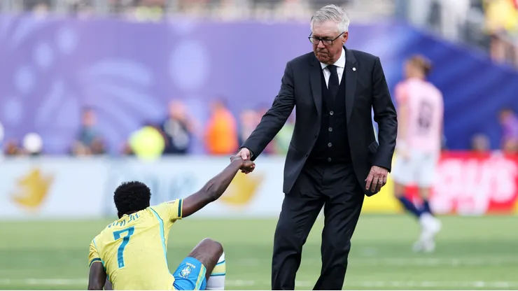 EAST RUTHERFORD, NEW JERSEY - JULY 05: Vinicius Junior #7 of Brazil is consoled by Carlo Ancelotti, Head Coach of Brazil, after the team's 1-2 defeat in the FIFA World Cup 2026 Round of 16 match between Brazil and Norway at New York New Jersey Stadium on July 05, 2026 in East Rutherford, New Jersey. (Photo by Buda Mendes/Getty Images)