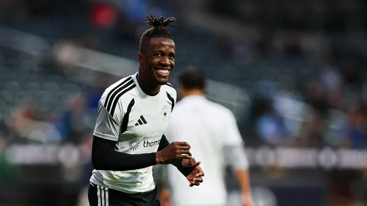 Wilfried Zaha, número 10 do Charlotte FC, aquece antes da partida contra o New York City FC no Citi Field, em 18 de abril de 2026, em Nova Iorque. (Foto de Caean Couto/Getty Images)