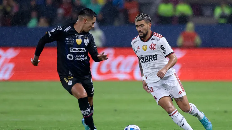 Arrascaeta contra o Del Valle. (Foto: Franklin Jacome/Getty Images)