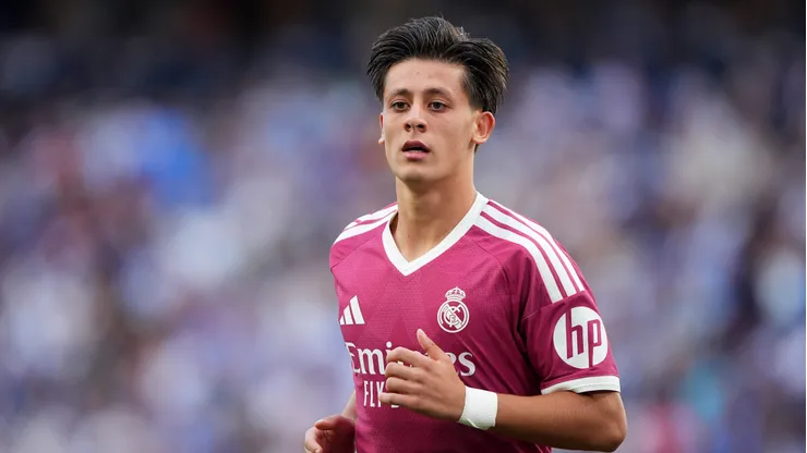 Arda Güler, do Real Madrid, observa a partida do Troféu Teresa Herrera entre o RC Deportivo La Coruña e o Real Madrid. (Photo by Jose Manuel Alvarez Rey/Getty Images)