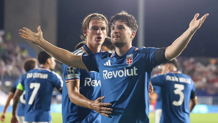 Martin Baturina comemora o primeiro gol de sua equipe durante a partida da Champions League entre Como 1907 e RB Leipzig. (Photo by Claudio Villa/Getty Images)