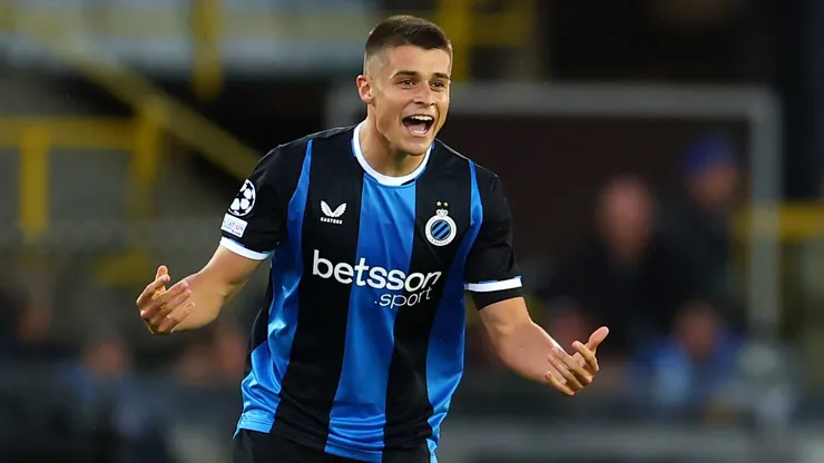 Nicolo Tresoldi comemora após marcar o segundo gol durante a partida da Champions League entre Club Brugge e Aston Villa. (Photo by Dean Mouhtaropoulos/Getty Images)