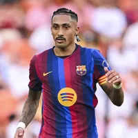 Hansi Flick exalta versatilidade de Raphinha no Barcelona