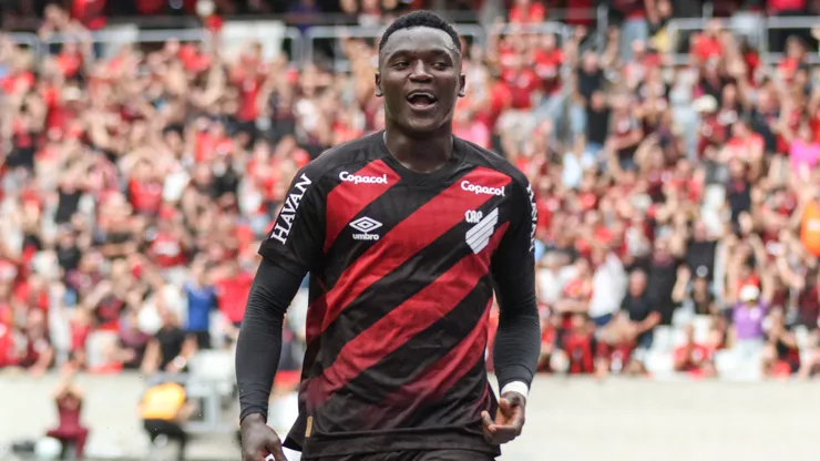 Kevin Viveros jogador do Athletico-PR comemora seu gol durante partida contra o Chapecoense no estadio Arena da Baixada pelo campeonato Brasileiro A 2026.