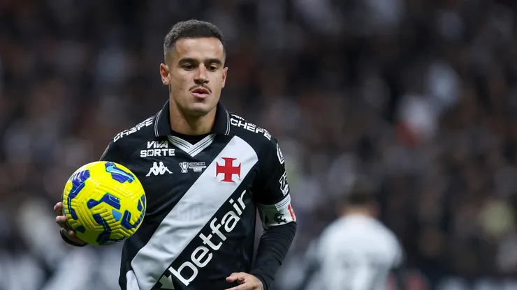 Philippe Coutinho do Vasco da Gama observa durante a partida de ida da final da Copa do Brasil 2025 entre Corinthians e Vasco da Gama na Neo Quimica Arena em 17 de dezembro de 2025 em São Paulo, Brasil. (Foto de Ricardo Moreira/Getty Images)