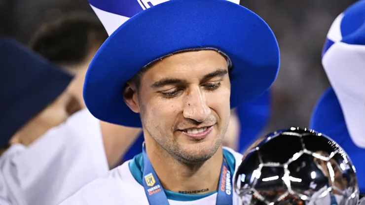 Emanuel Mammana do Velez Sarsfield comemora com o troféu após vencer o torneio após a partida da Liga Profesional 2024 entre Velez Sarsfield e Huracan no Estádio José Amalfitani em 15 de dezembro de 2024 em Buenos Aires, Argentina. (Foto de Rodrigo Valle/Getty Images)