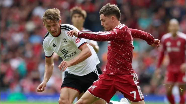 Florian Wirtz, do Liverpool, é disputado por Sander Berge, do Fulham, durante a partida da Premier League. (Photo by Ian MacNicol/Getty Images)