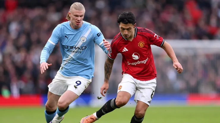 Lisandro Martínez, do Manchester United, disputa a bola com Erling Haaland, do Manchester City, durante a partida da Premier League. (Photo by Carl Recine/Getty Images)