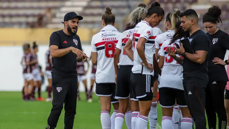Thiago Viana e o elenco do São Paulo. (Foto: Daniel Lins/AGIF)