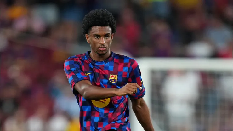 Alejandro Balde durante o aquecimento antes da partida da LaLiga entre Barcelona e Athletic. (Photo by Alex Caparros/Getty Images)