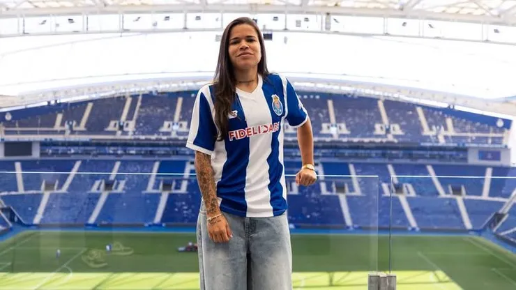 Soraya França com a camisa do FC Porto. (Photo by Divulgação/FC Porto)