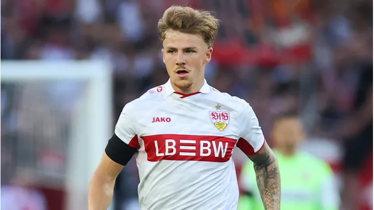 Finn Jeltsch domina a bola durante a partida da Champions League entre Stuttgart e Viking. (Photo by Alex Grimm/Getty Images)