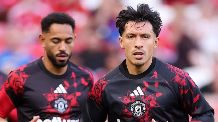 MANCHESTER, ENGLAND - SEPTEMBER 13: Lisandro Martinez of Manchester United heads out for warm ups before the Premier League 2026/27 match between Manchester United and Manchester City at Old Trafford on September 13, 2026 in Manchester, England. (Photo by Carl Recine/Getty Images)