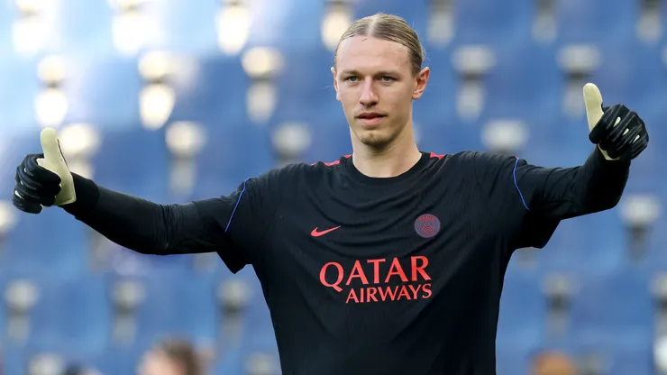 Safonov, do PSG, treina durante uma sessão de treinamento da equipe antes da Supercopa. (Photo by Alexander Hassenstein/Getty Images)