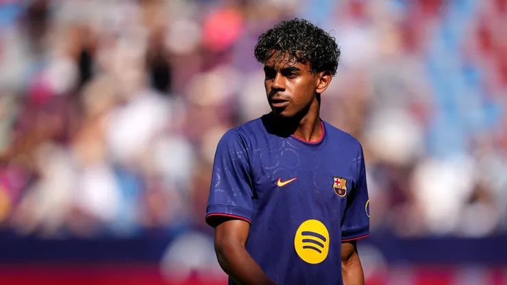 Lamine Yamal do Barcelona observa antes da partida LaLiga EA Sports 2026/27 entre Levante UD e FC Barcelona na Ciutat de Valencia em 13 de setembro de 2026 em Valência, Espanha. (Foto de Alex Caparros/Getty Images)
