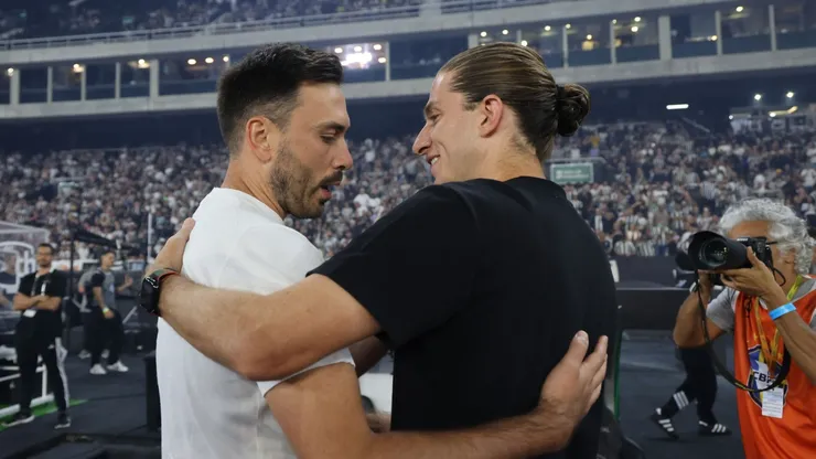 Filipe Luis técnico do Flamengo cumprimenta o técnico do Botafogo Davide Ancelotti antes da partida entre Botafogo e Flamengo no Brasileirão 2025 no Estádio Olímpico Nilton Santos em 15 de outubro de 2025 no Rio de Janeiro, Brasil. (Foto de Wagner Meier/Getty Images)