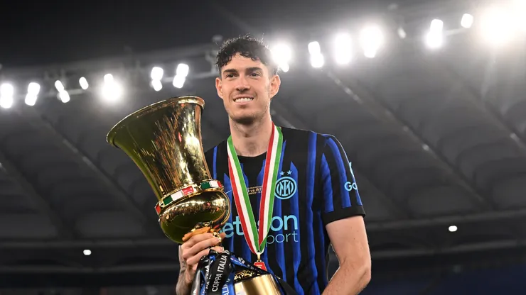 Alessandro Bastoni do FC Internazionale Milano comemora com o troféu da Coppa Itália após sua vitória na partida final da Coppa Itália entre SS Lazio e FC Internazionale no Stadio Olimpico em 13 de maio de 2026 em Roma, Itália. (Foto de Tullio M. Puglia/Getty Images)