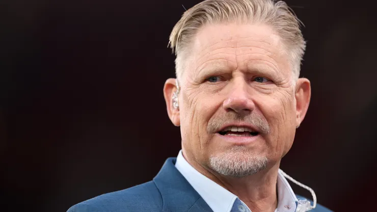 O comentarista e ex-jogador de futebol Peter Schmeichel observa o jogo antes da partida da primeira rodada da fase de grupos da Liga dos Campeões da UEFA 2026/27 entre Manchester United e Sabah FC, no Old Trafford, em 10 de setembro de 2026, em Manchester, Inglaterra. (Foto de Carl Recine/Getty Images)