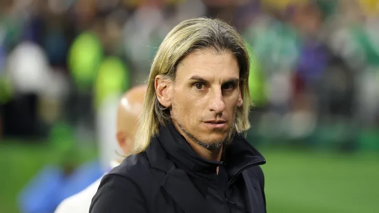 Sebastian Beccacece, ex-técnico do Equador, observa o jogo antes da partida das oitavas de final da Copa do Mundo FIFA 2026 entre México e Equador, no Estádio da Cidade do México, em 30 de junho de 2026, na Cidade do México, México. (Foto de Kevin C. Cox/Getty Images)
